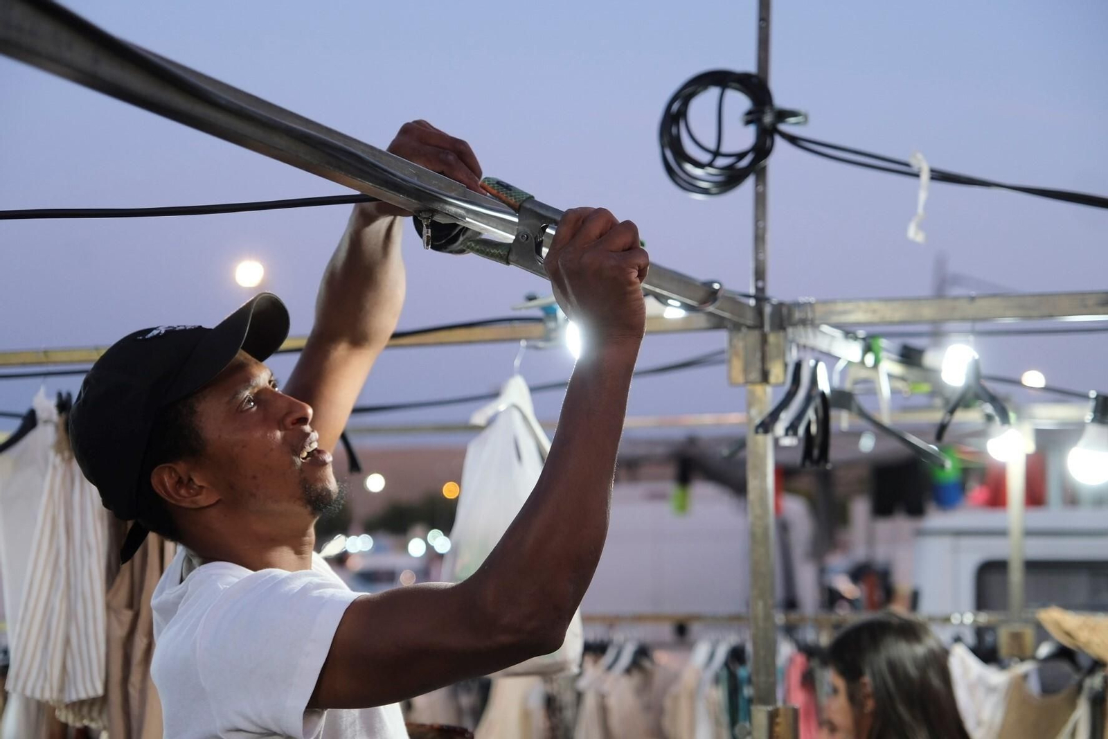 Los ambulantes celebran el primer mercadillo nocturno de El Arenal, en imágenes