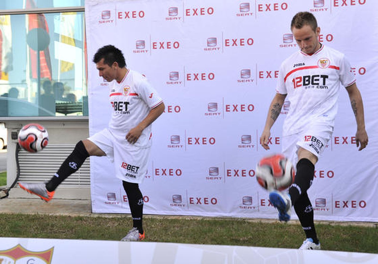 El centrocampista suizo de origen Croata Ivan Rakitic y el chileno Gary Medel posan en su presentación como los nuevos fichajes del Sevilla.

Foto: Juan Carlos Vázquez