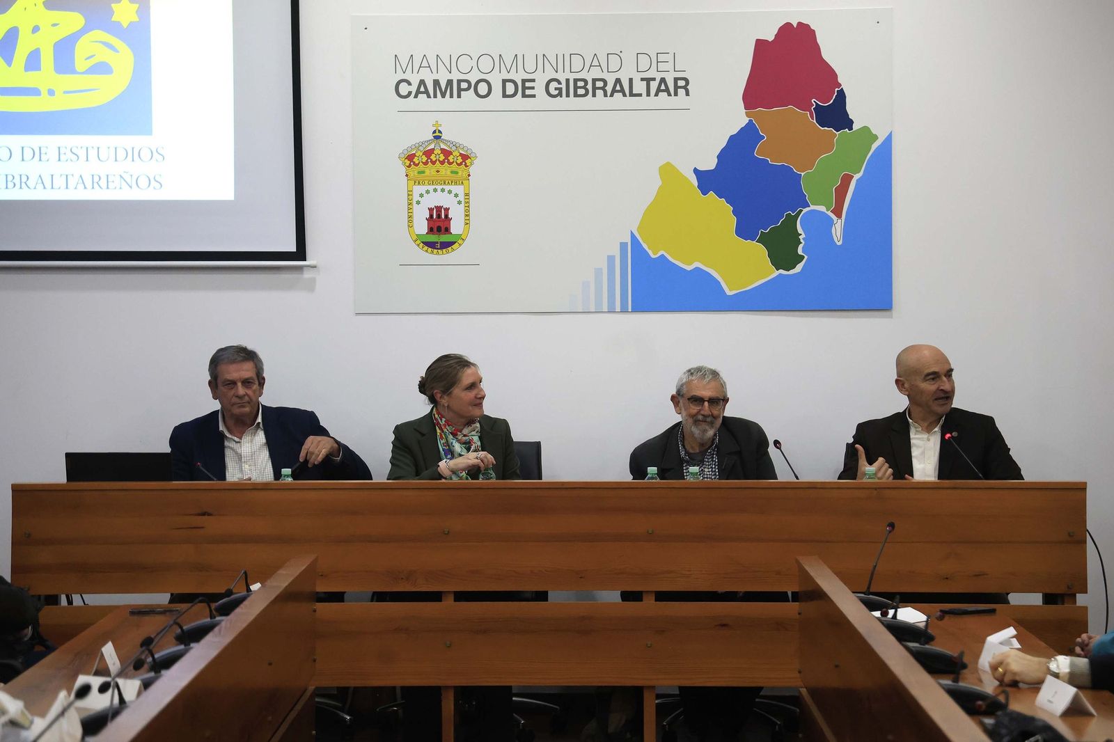Las fotos de la presentación de las dos nuevas guías del patrimonio del Campo de Gibraltar