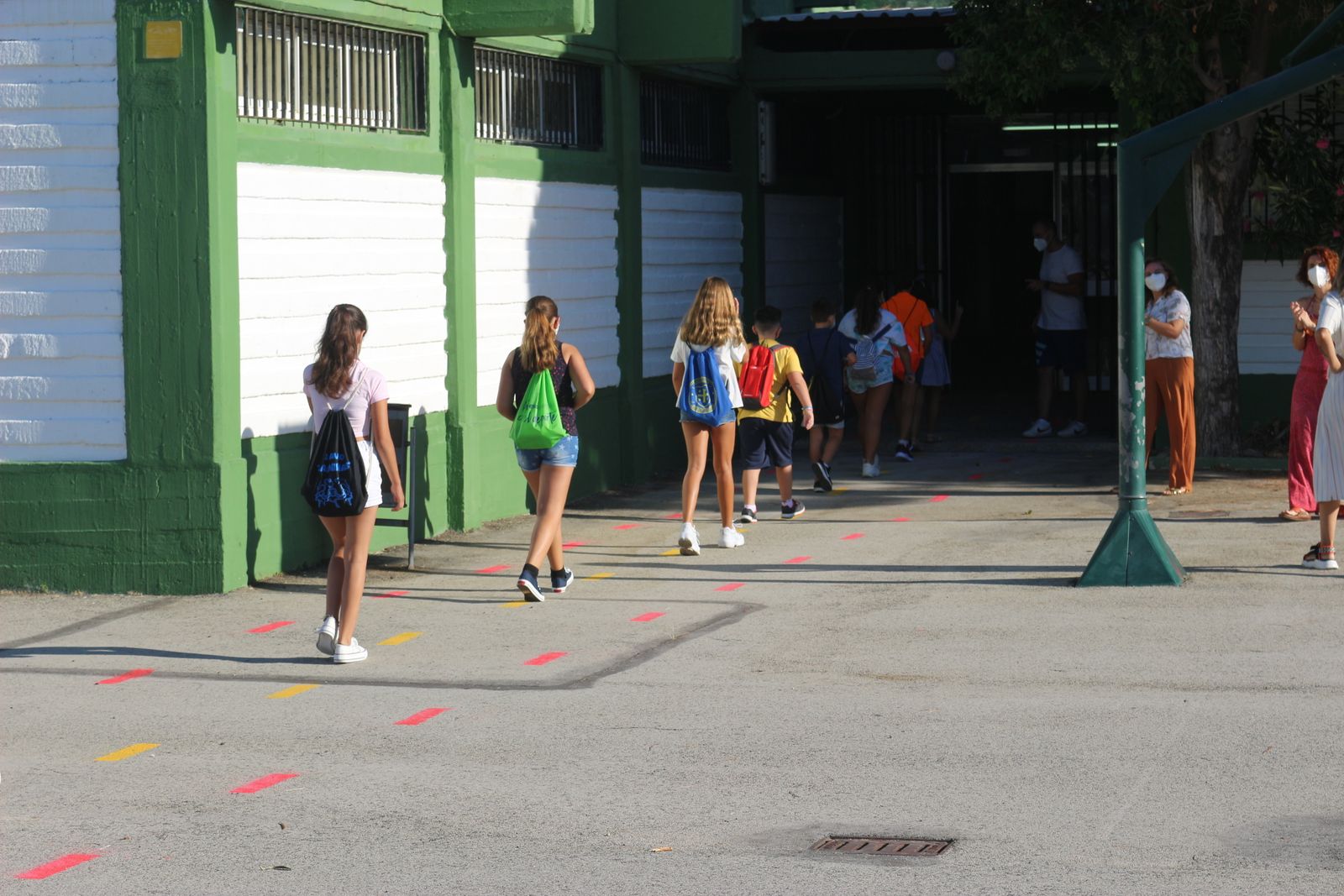 Entrada de alumnos al colegio Juan XXIII