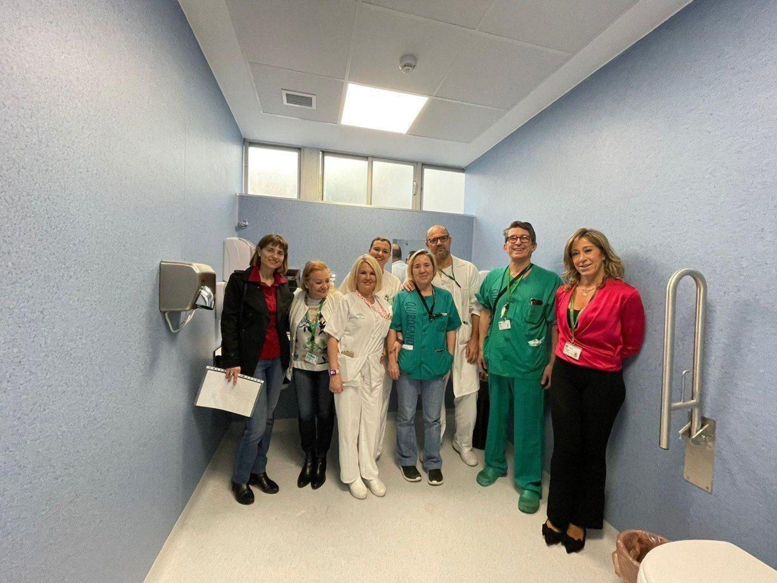 Sanitarios en baño adaptado para pacientes con ostomías en el Hospital Clínico de Málaga. Sanitarios en baño adaptado para pacientes con ostomías en el Hospital Clínico de Málaga.