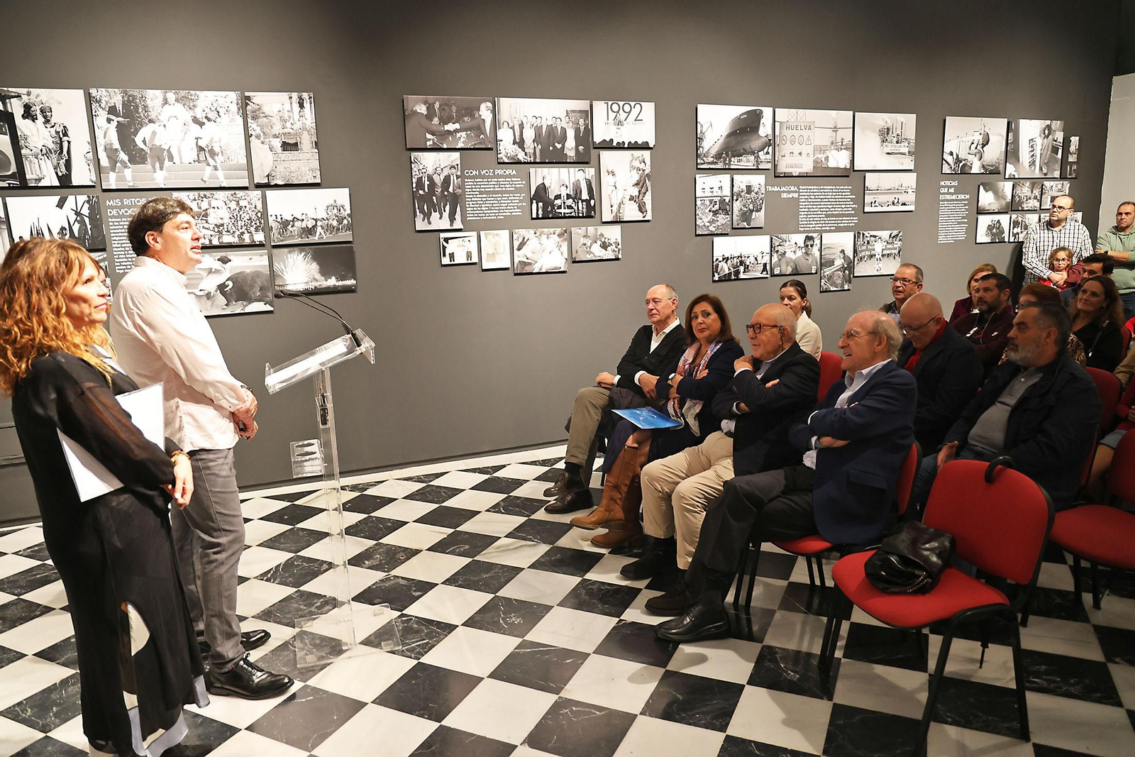 Inauguración la exposición 'Noventa Veces Huelva', una selección de fotografías de fotoperiodista Miguel Vázquez