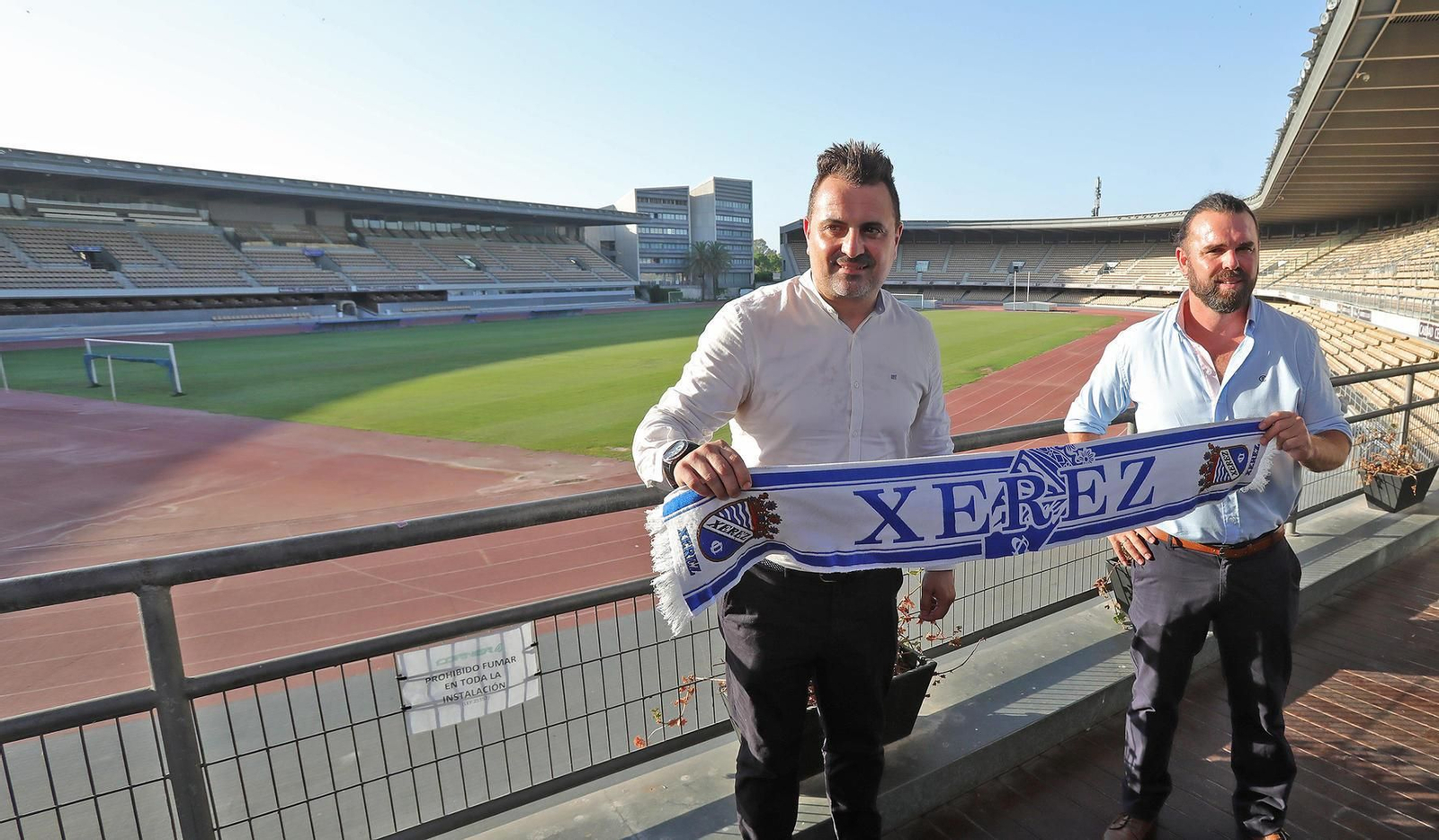 Juan Pedro, con Joaquín Poveda en la presentación del nuevo técnico del Deportivo. Juan Pedro, con Joaquín Poveda en la presentación del nuevo técnico del Deportivo.