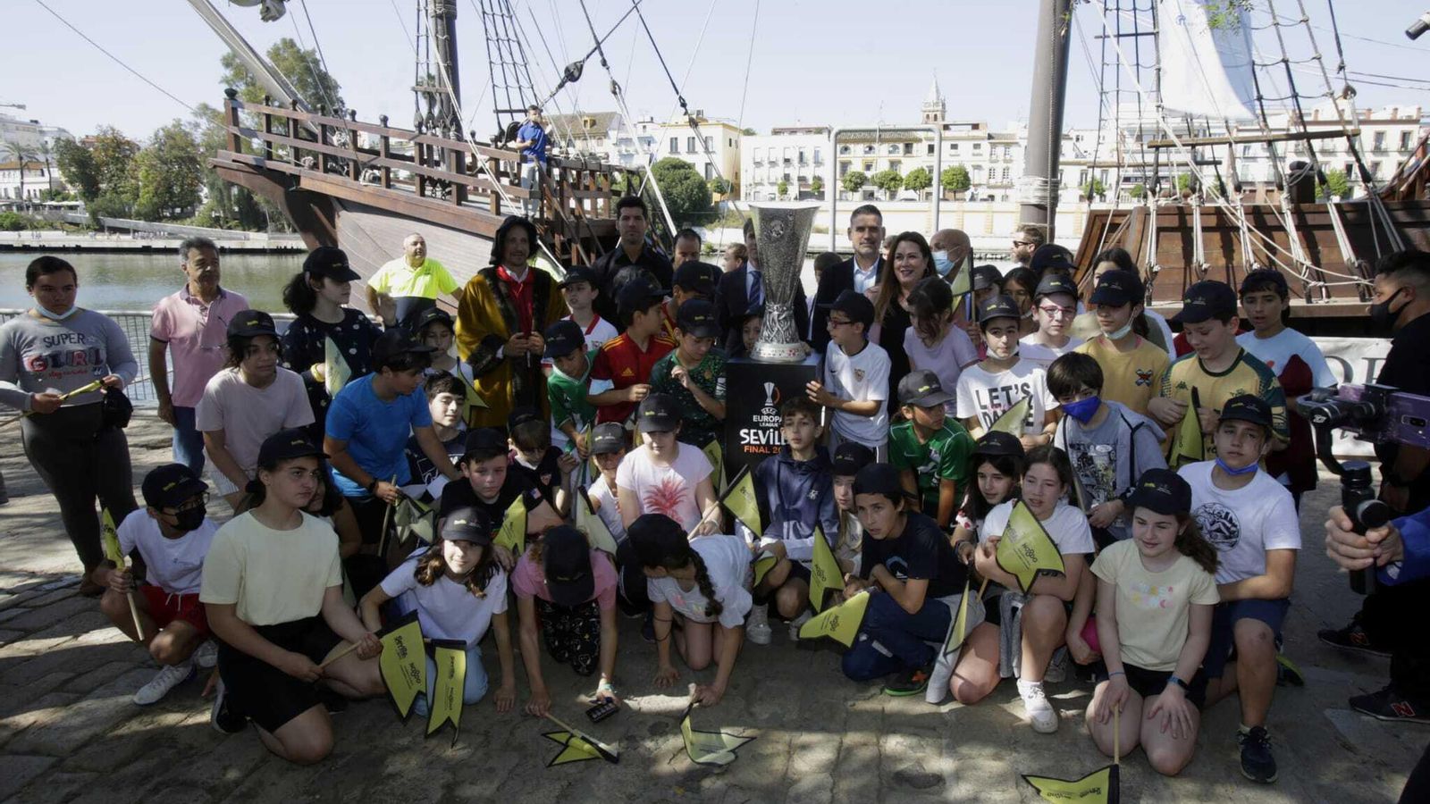 Los niños del CEI José María del Campo con la Copa y los representantes.