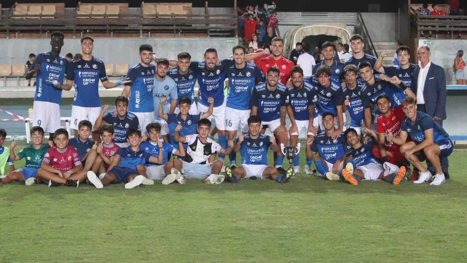Los juadores del Xerez DFC posan con el II Trofeo Pepe Ravelo tras vencer al Ceuta por 1-0 en Chapín.