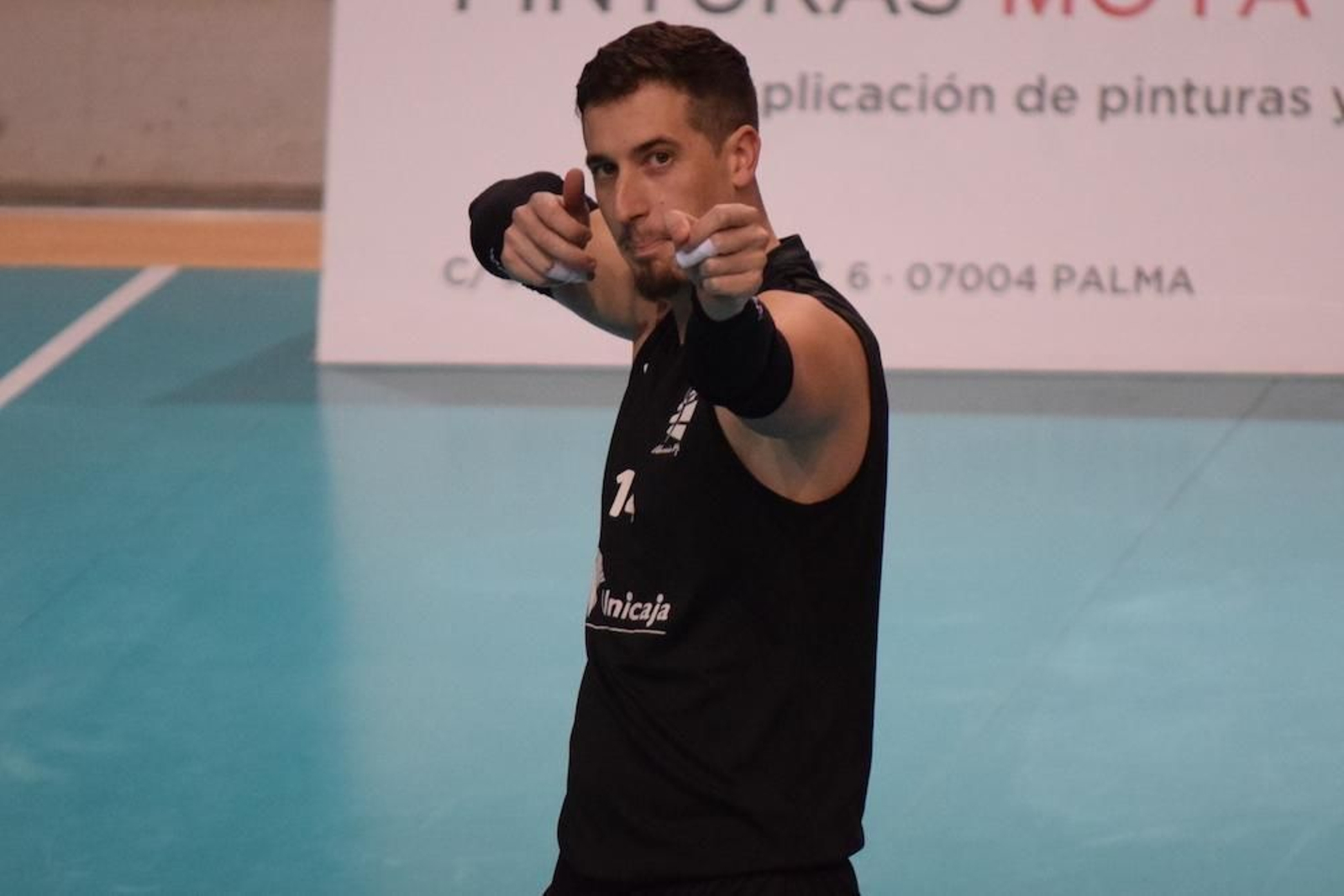 Ignacio Sánchez realiza el gesto del arquero