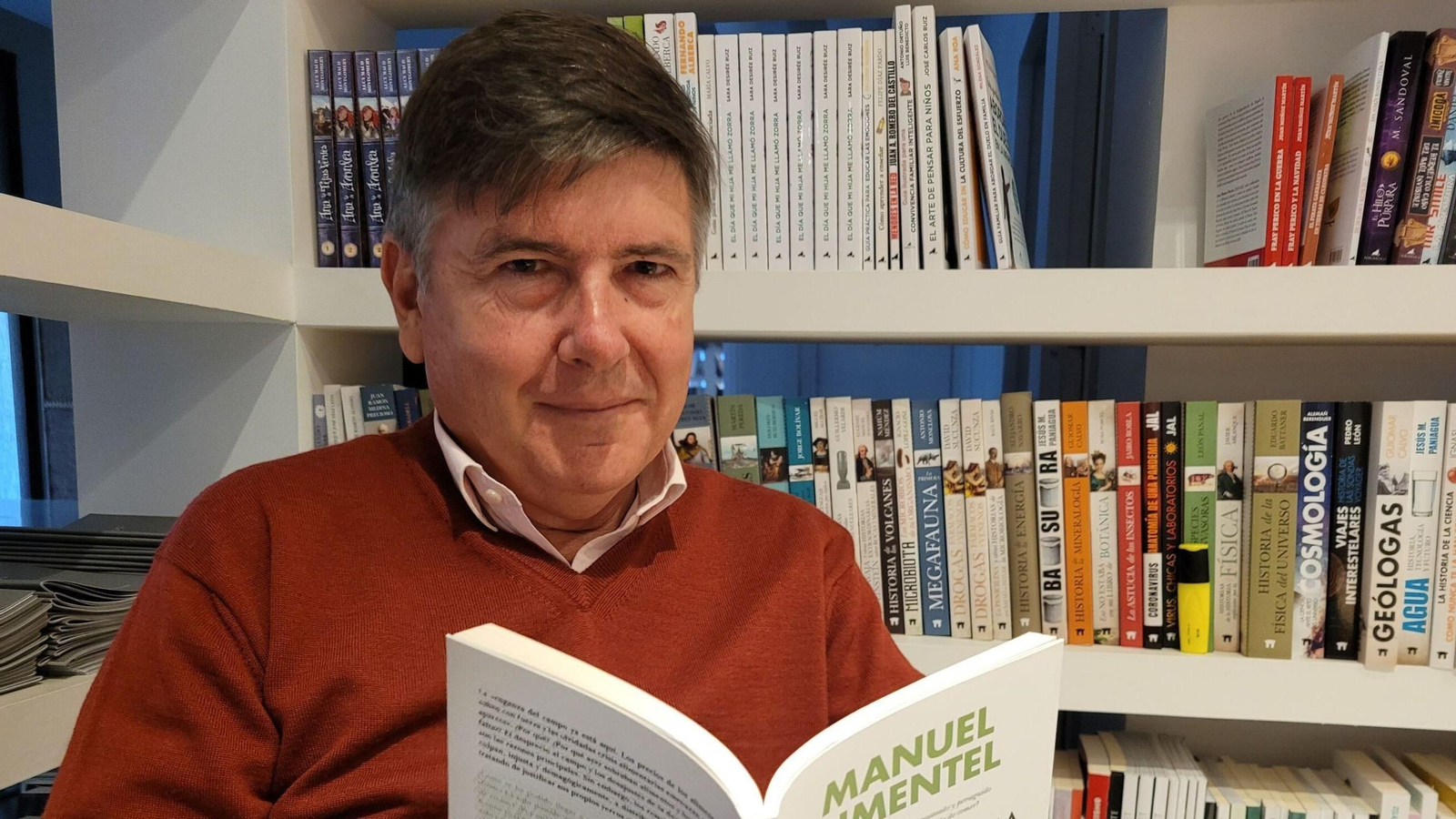 Manuel Pimentel con uno de sus libros.