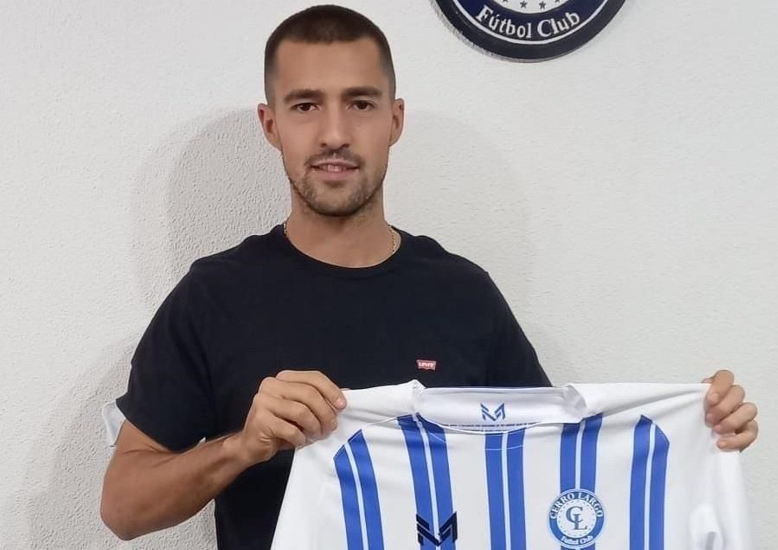 Lucas Correa, posando con la camiseta del Cerro Largo.