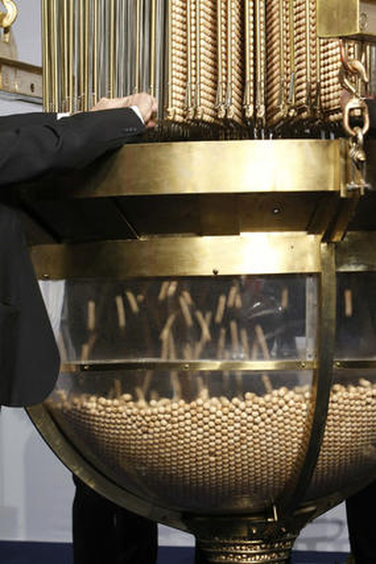 El Gordo ha recaído en el número 58.268, vendido íntegramente en un pubelo de Huesca.

Foto: EFE