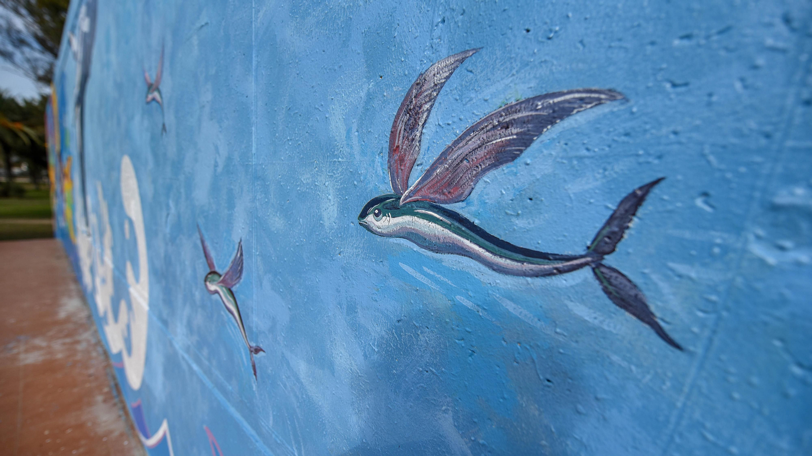 El mural de Jorge Caballero en el Parque Princesa Sofía de La Línea, en imágenes