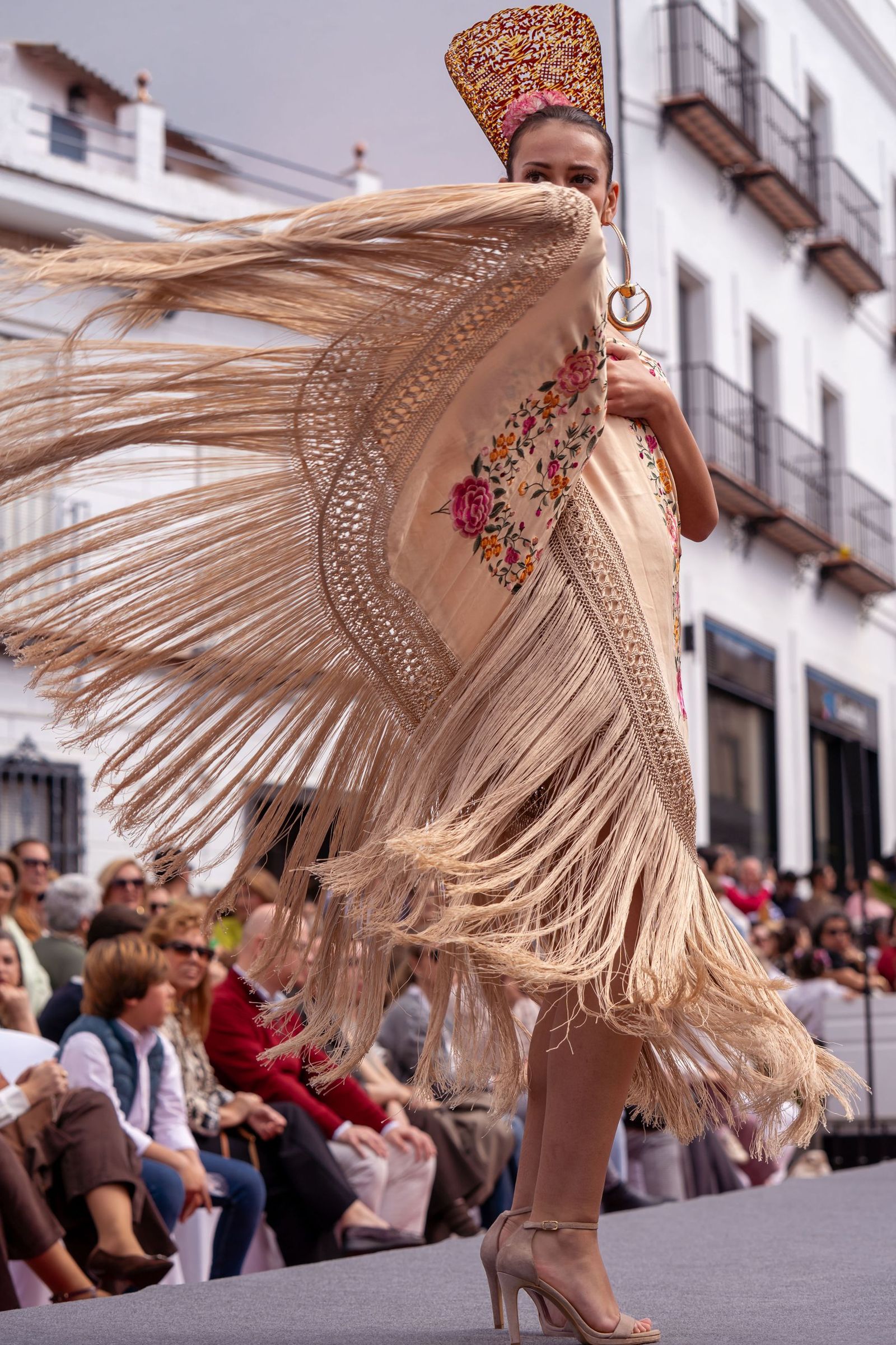 El desfile de mantones de Manila en Cantillana reivindica el valor de la artesanía.
