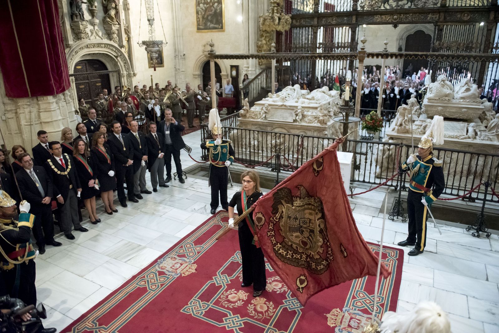 La concejal de Ciudadanos, María del Mar Sánchez, tremola el pendón en la Capilla Real ante representantes de la Corporación Municipal.
