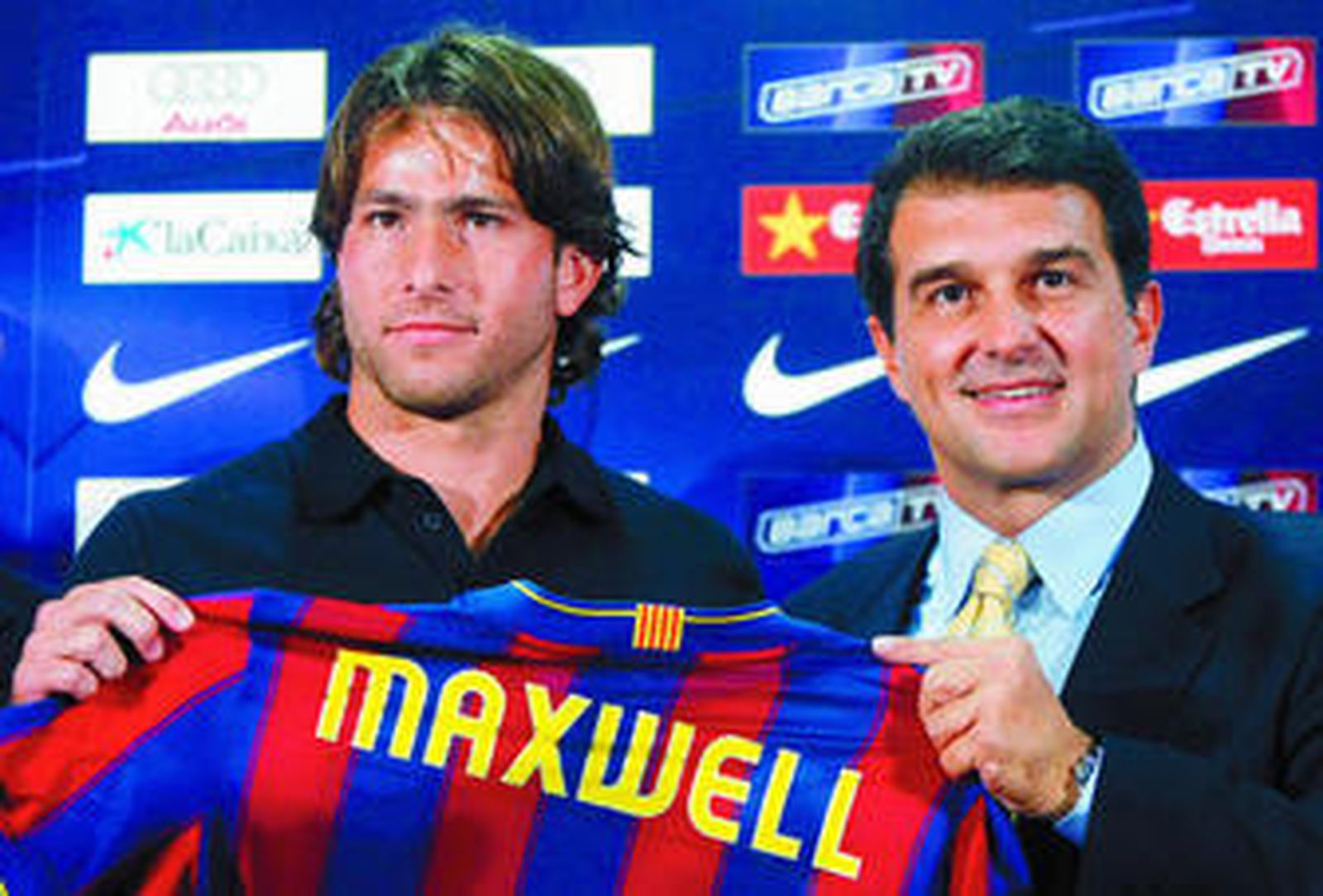 Laporta posa junto a Maxwell durante la presentación del jugador brasileño.