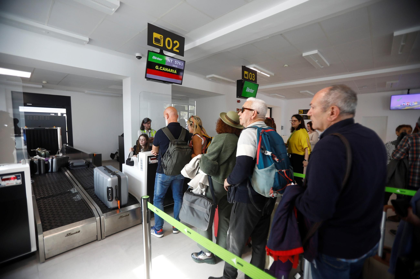 El aeropuerto de Córdoba recibe el primer vuelo de Binter desde Canarias, en imágenes
