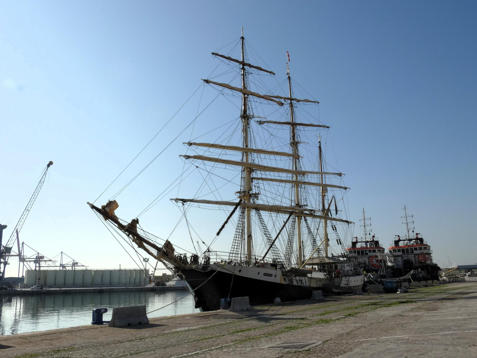 Velero educacional 'Gunilla' atracado en el muelle de Heredia ayer.