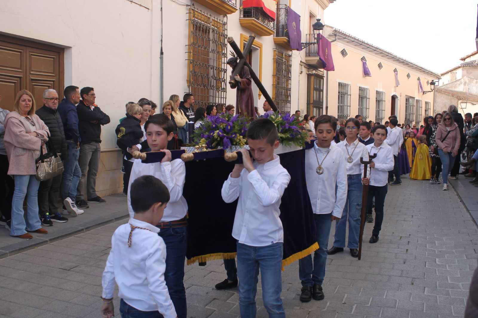 Los niños de Vélez rubio han portado pequeños tronos.