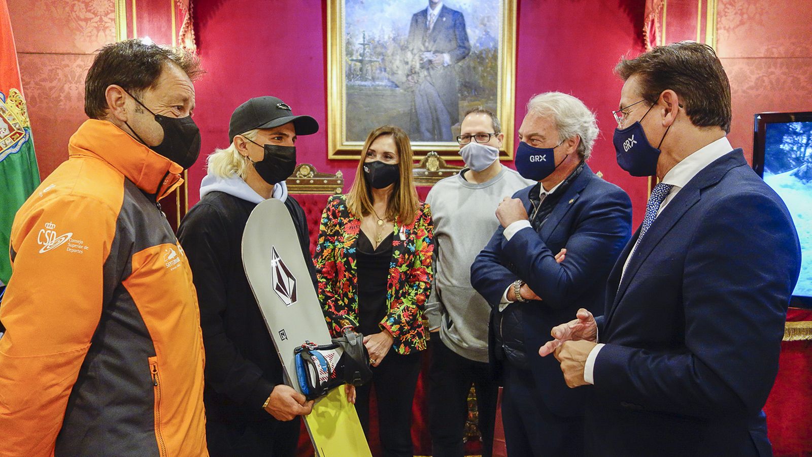 Josito Aragón junto al alcalde y el concejal de Deportes.