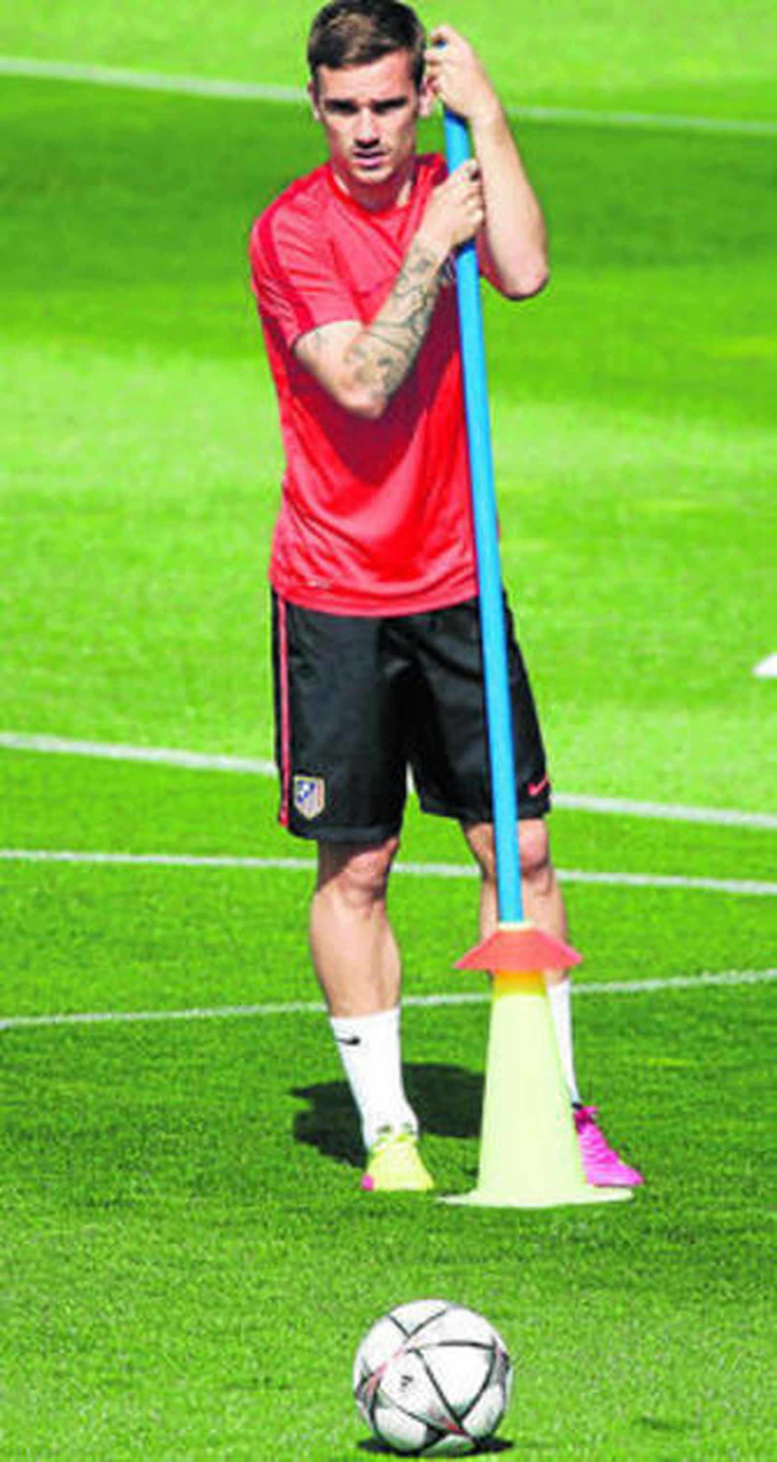 Antoine Griezmann, en pleno entrenamiento con el Atlético.