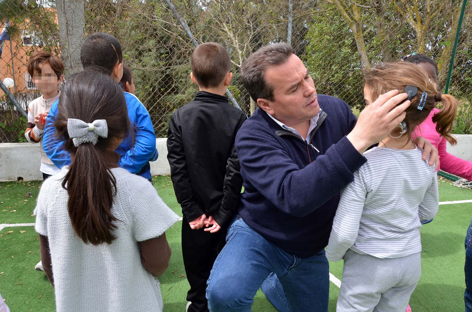 Un profesor atiende a una alumna en el Colegio de Sordos de Jerez.