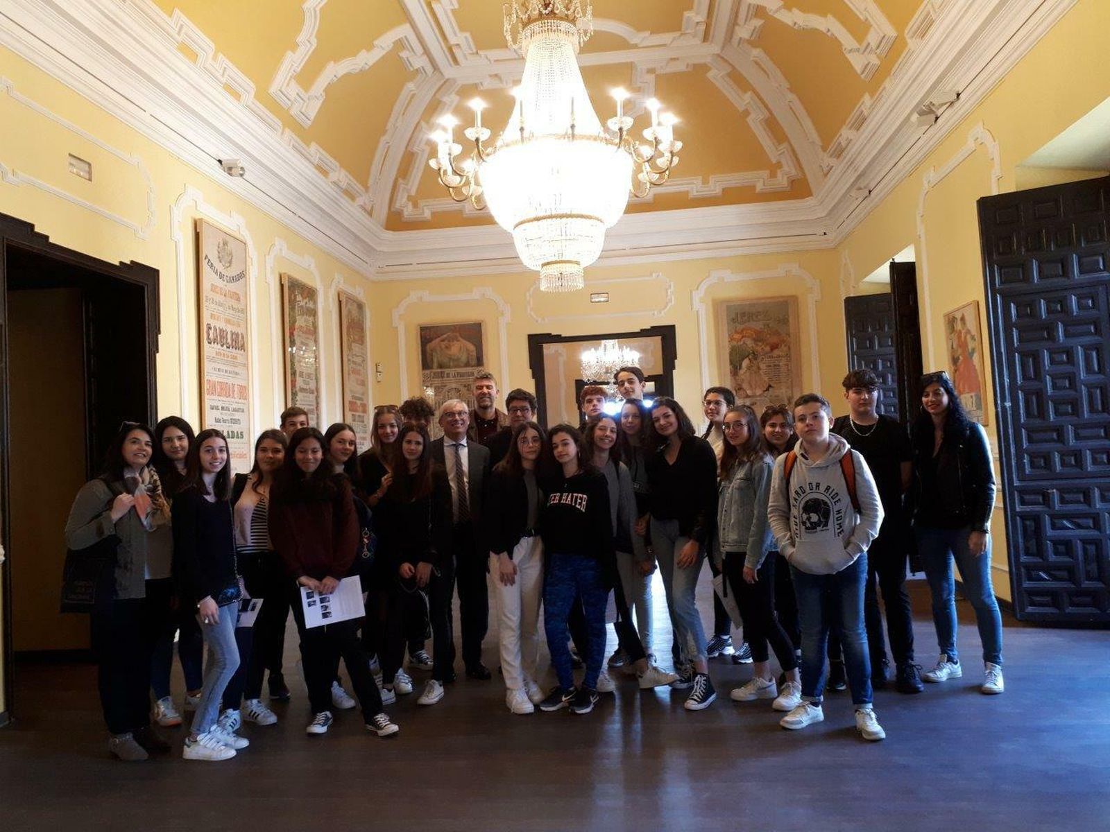 Encuentro del delegado de Educación, Juan Antonio Cabello, con los alumnos franceses.