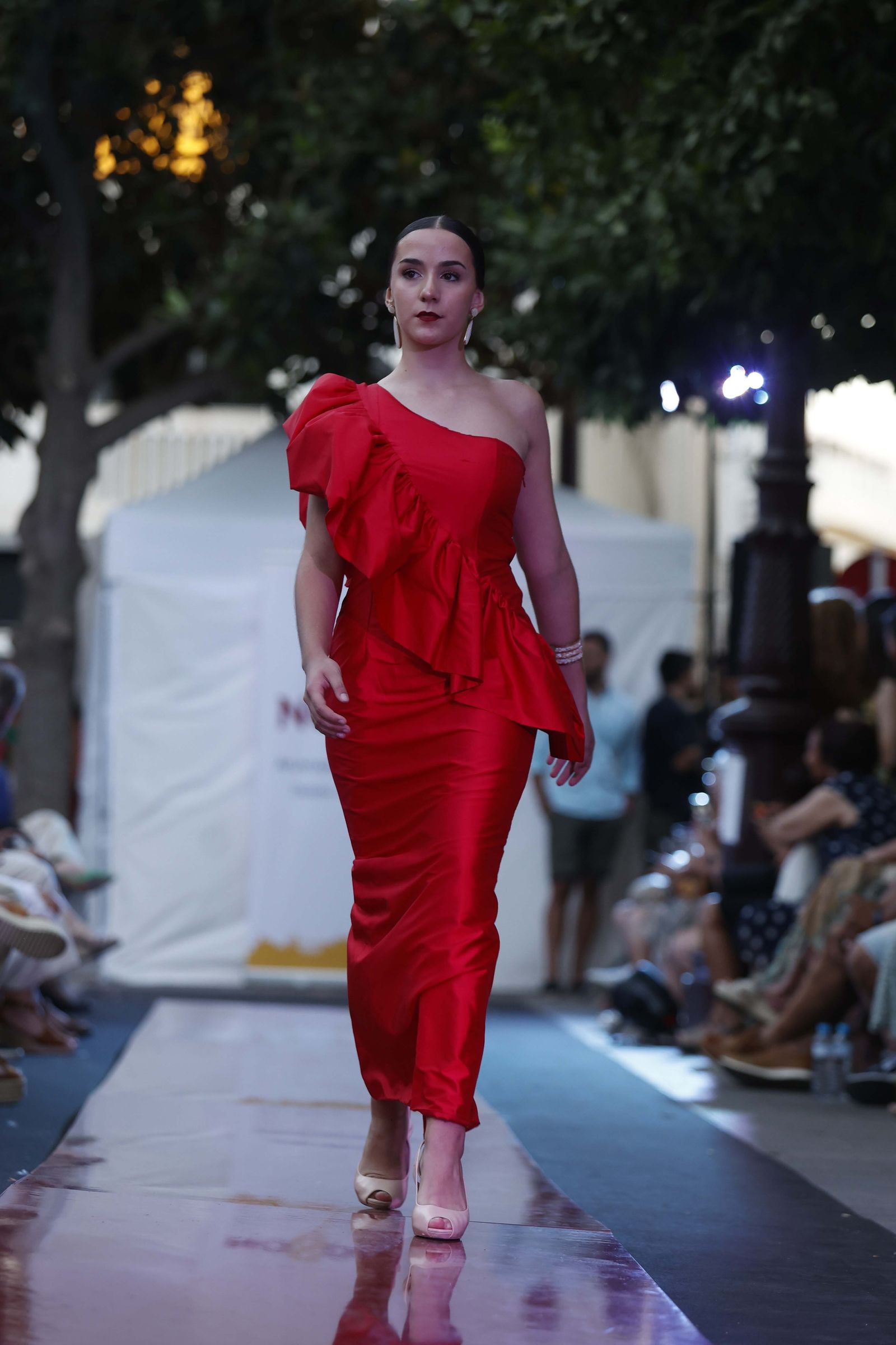 Las imágenes del Desfile de Jóvenes Diseñadores en la Plaza de la Magdalena