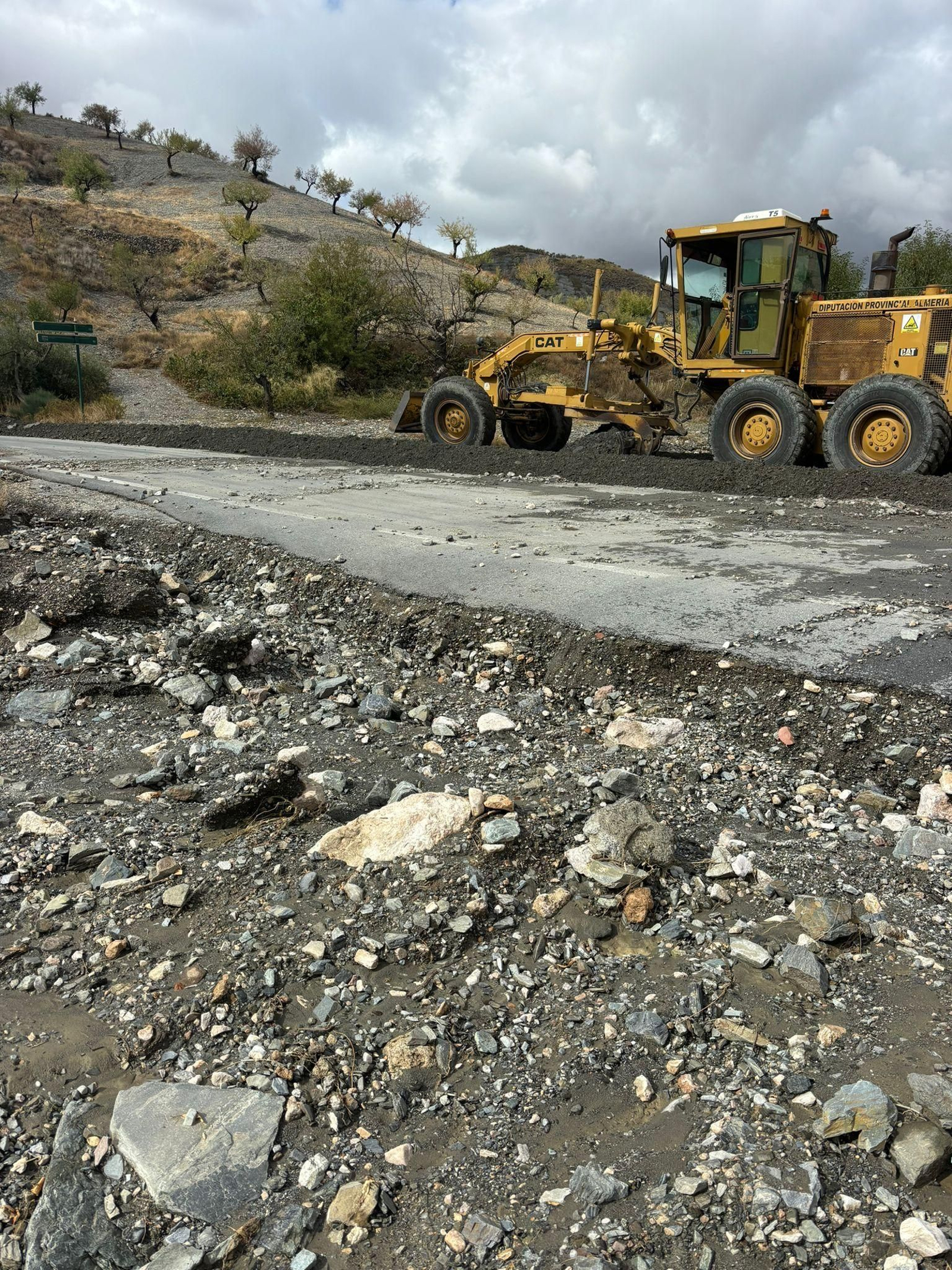 La maquinariaha estado trabajando durante toda la jornada del martes para despejar los caminos.