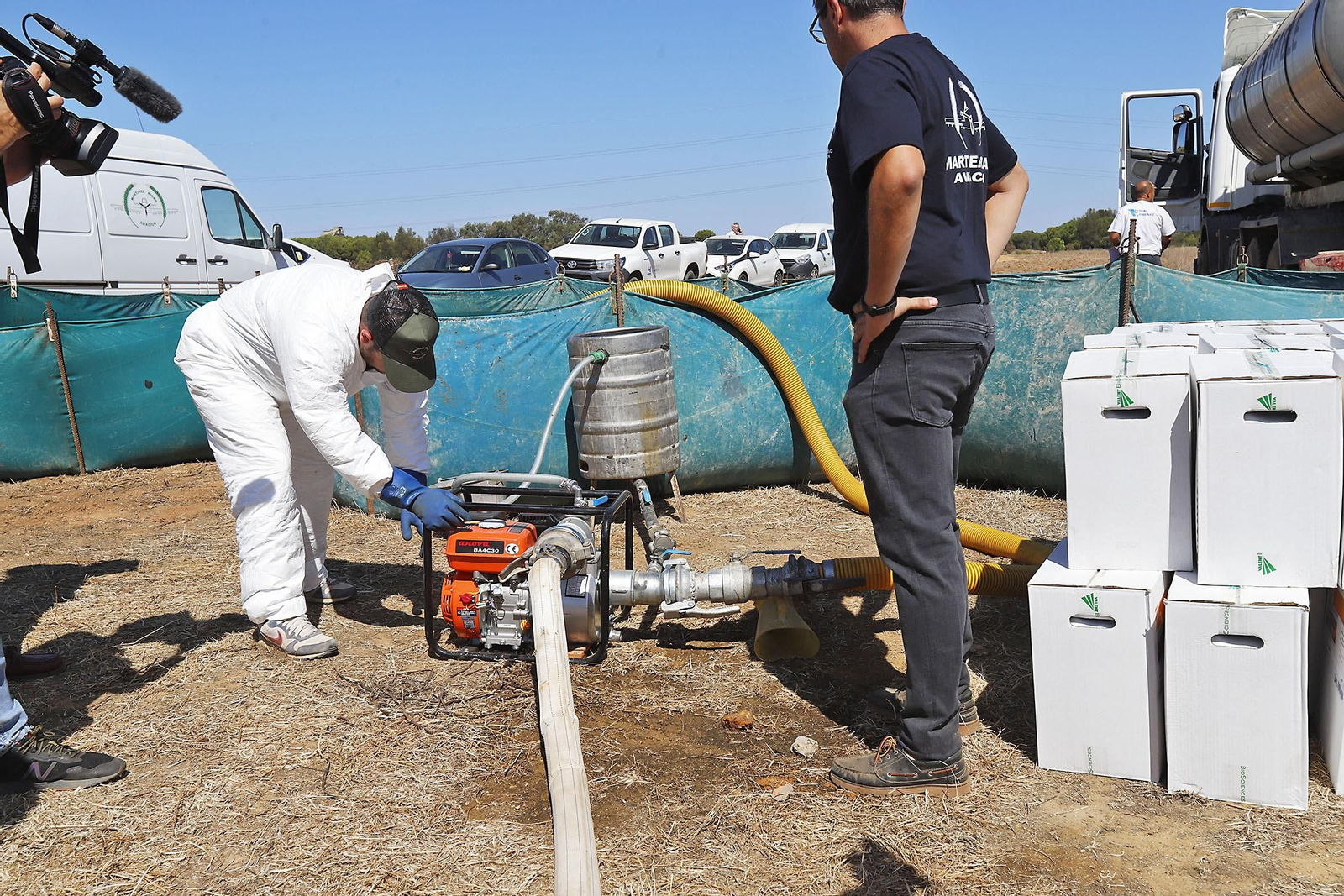 Imágenes del vuelo demostrativo de los medios aéreos del servicio de control de mosquitos