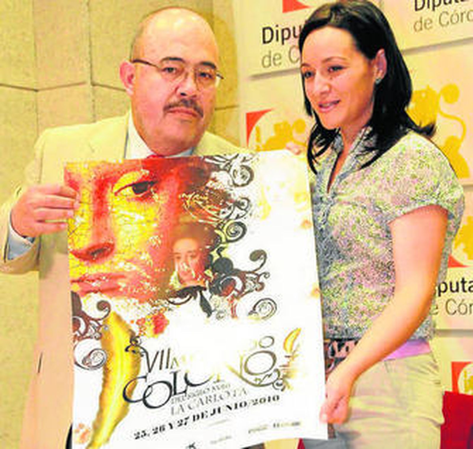 José Mariscal presenta el cartel junto a la alcaldesa, Rafaela Crespín.