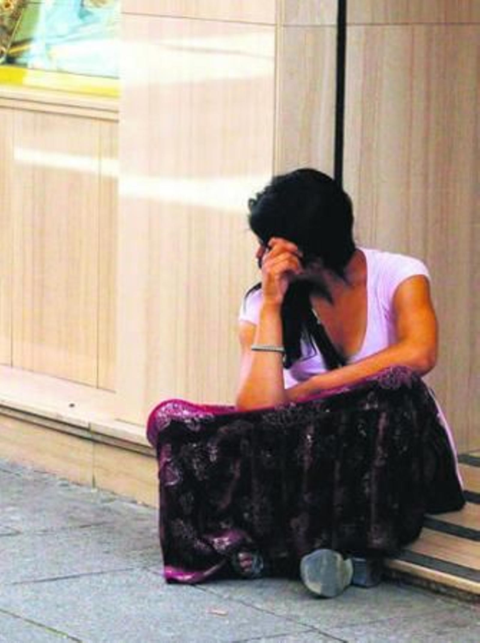 Una mujer practica la mendicidad en un comercio. Una mujer practica la mendicidad en un comercio.
