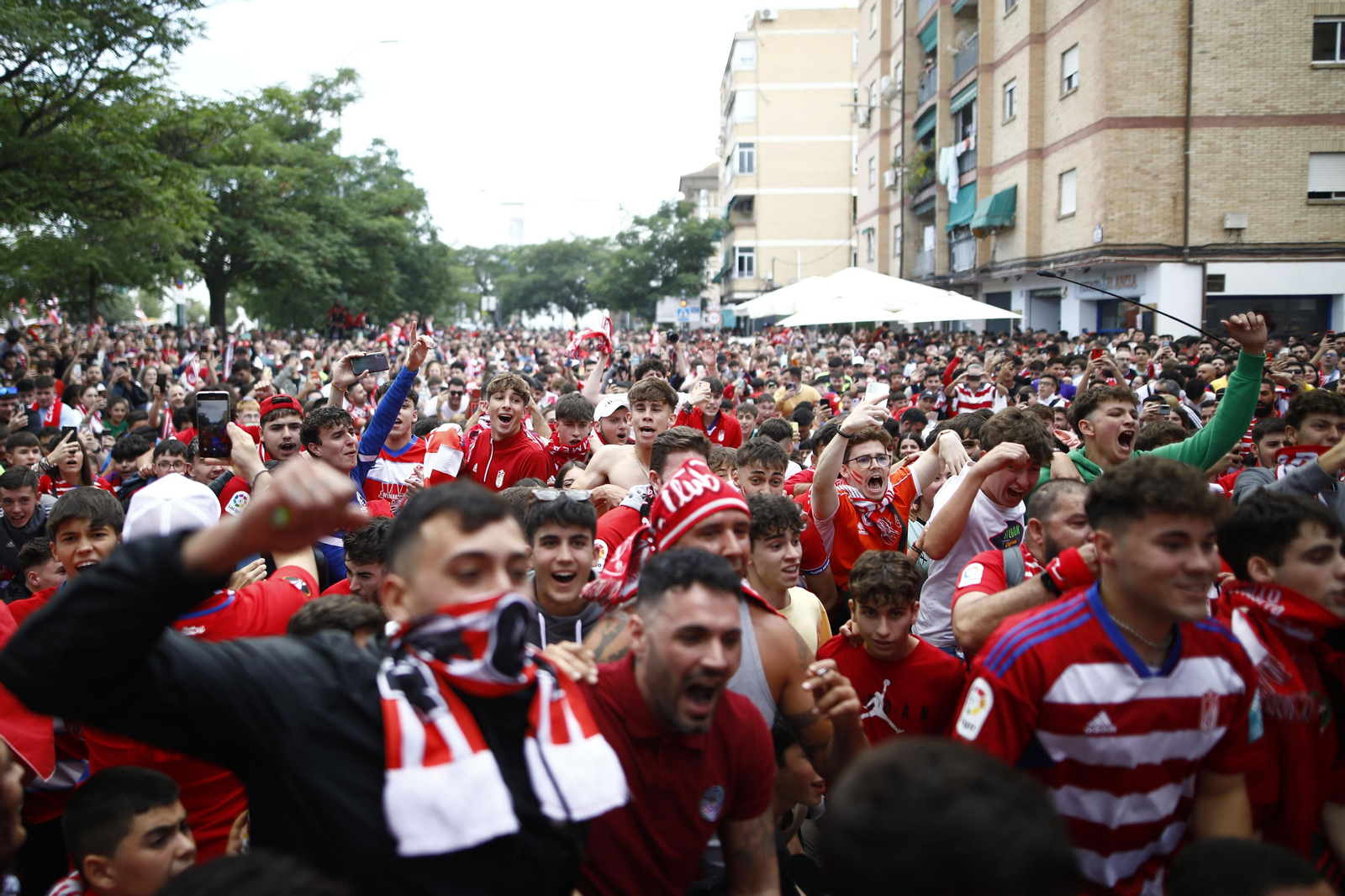 Así fue el recibimiento al Granada CF por su afición
