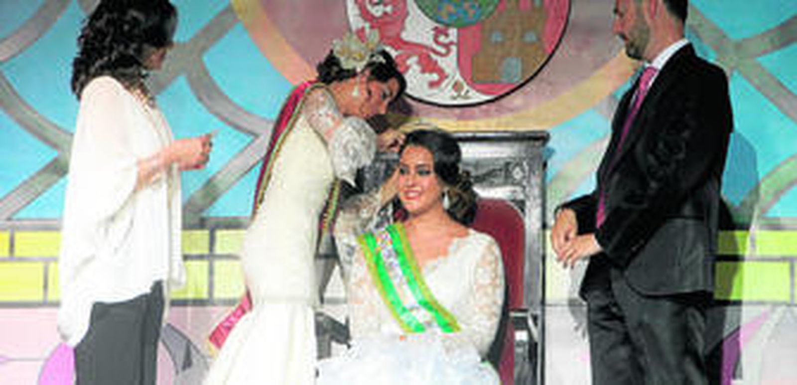 Aidamara Alcedo, Reina del 2013, corona a Begoña Sánchez, recién proclamada Reina 2014.