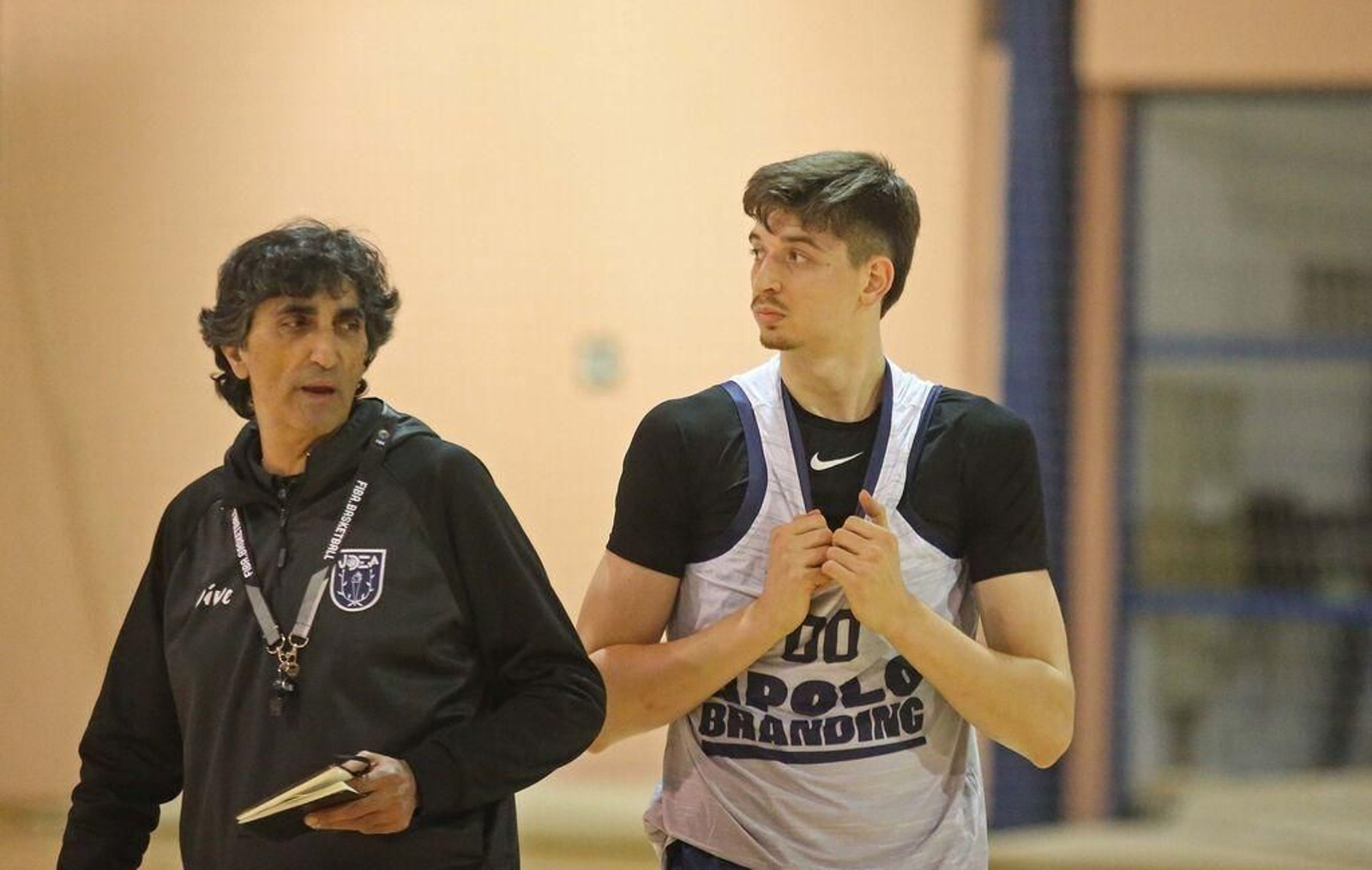 Chapero, junto a Javi Malla, en un entrenamiento de Udea