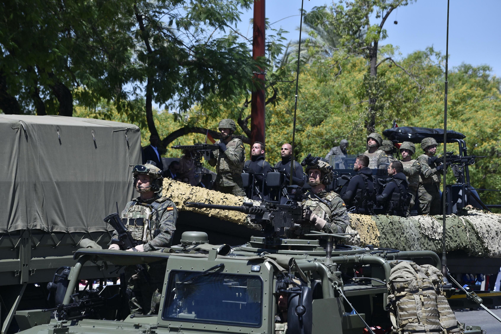 Las imágenes del desfile del Día de las Fuerzas Armadas en Sevilla