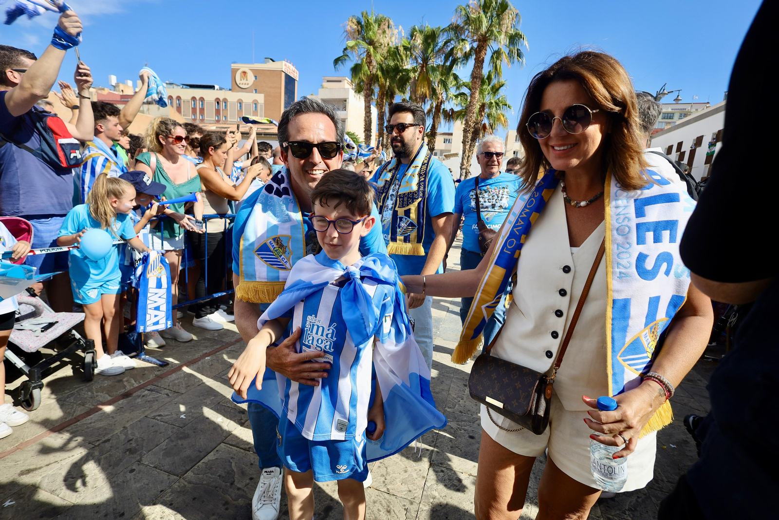 El malaguismo sale a la calle en avalancha: Las fotos de la celebración del ascenso