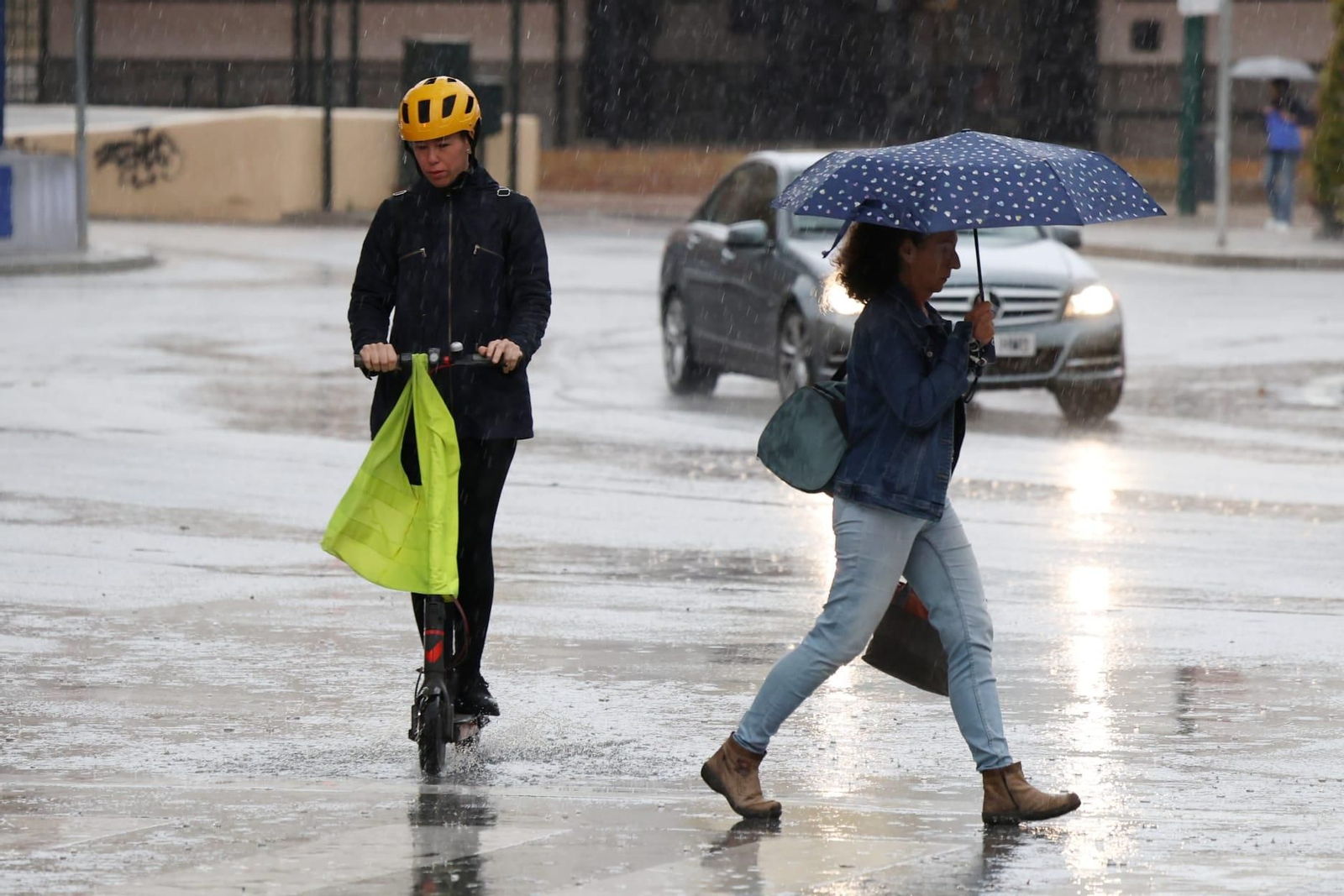 Una persona se protege de la lluvia con un paraguas en Málaga. Una persona se protege de la lluvia con un paraguas en Málaga.