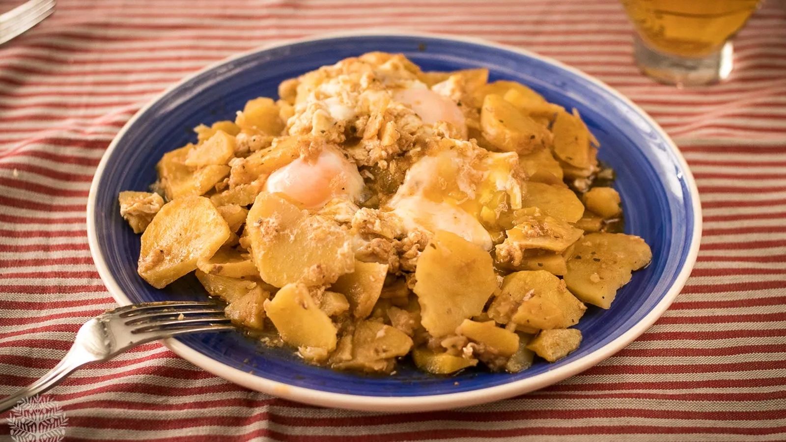 Las patatas al ajillo pastor es una receta económica, rápida y nutritiva ideal para cualquier época del año.