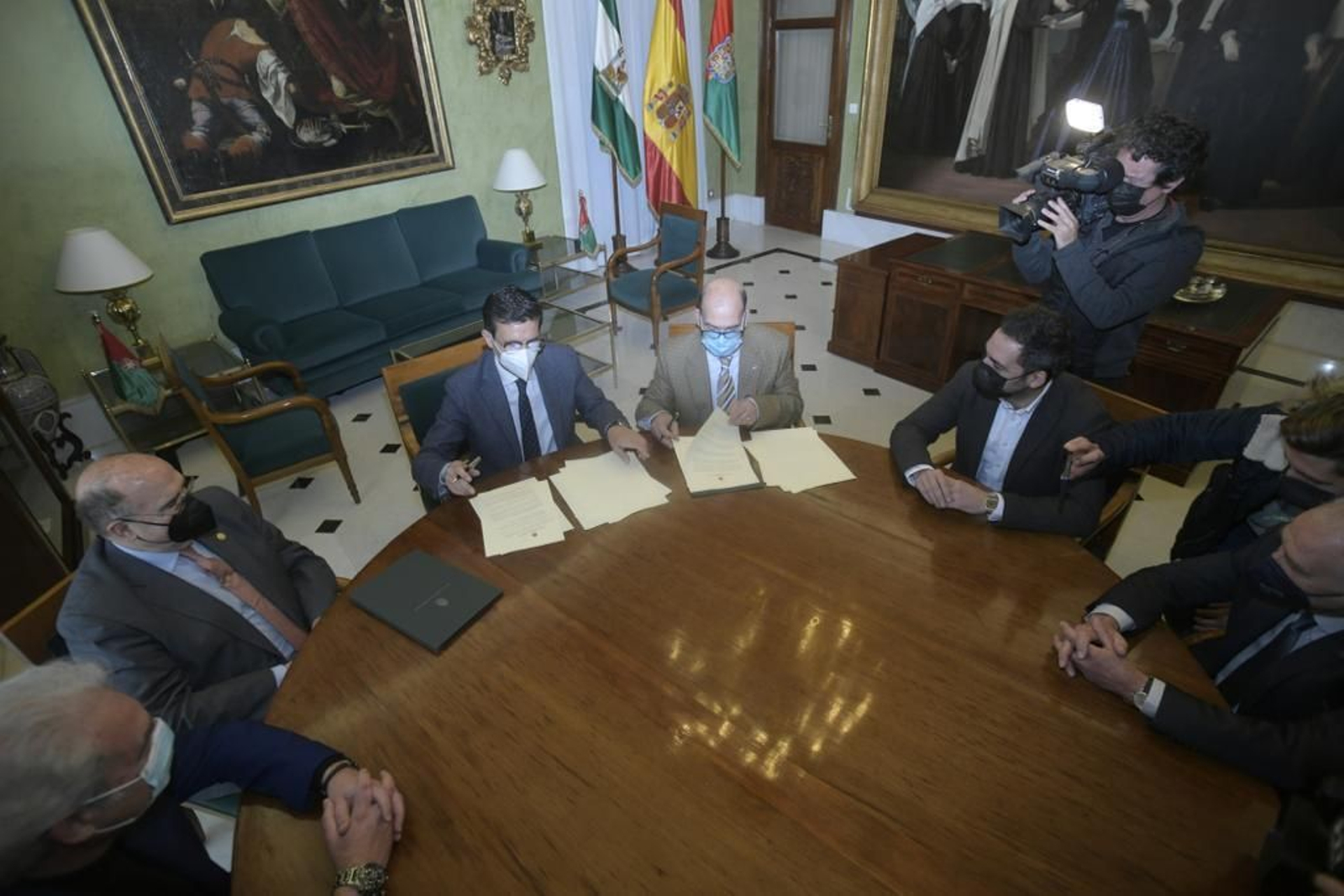 Granada reconoce la labor de las cofradías con un convenio a cuatro años: más financiación y cesión de espacios públicos