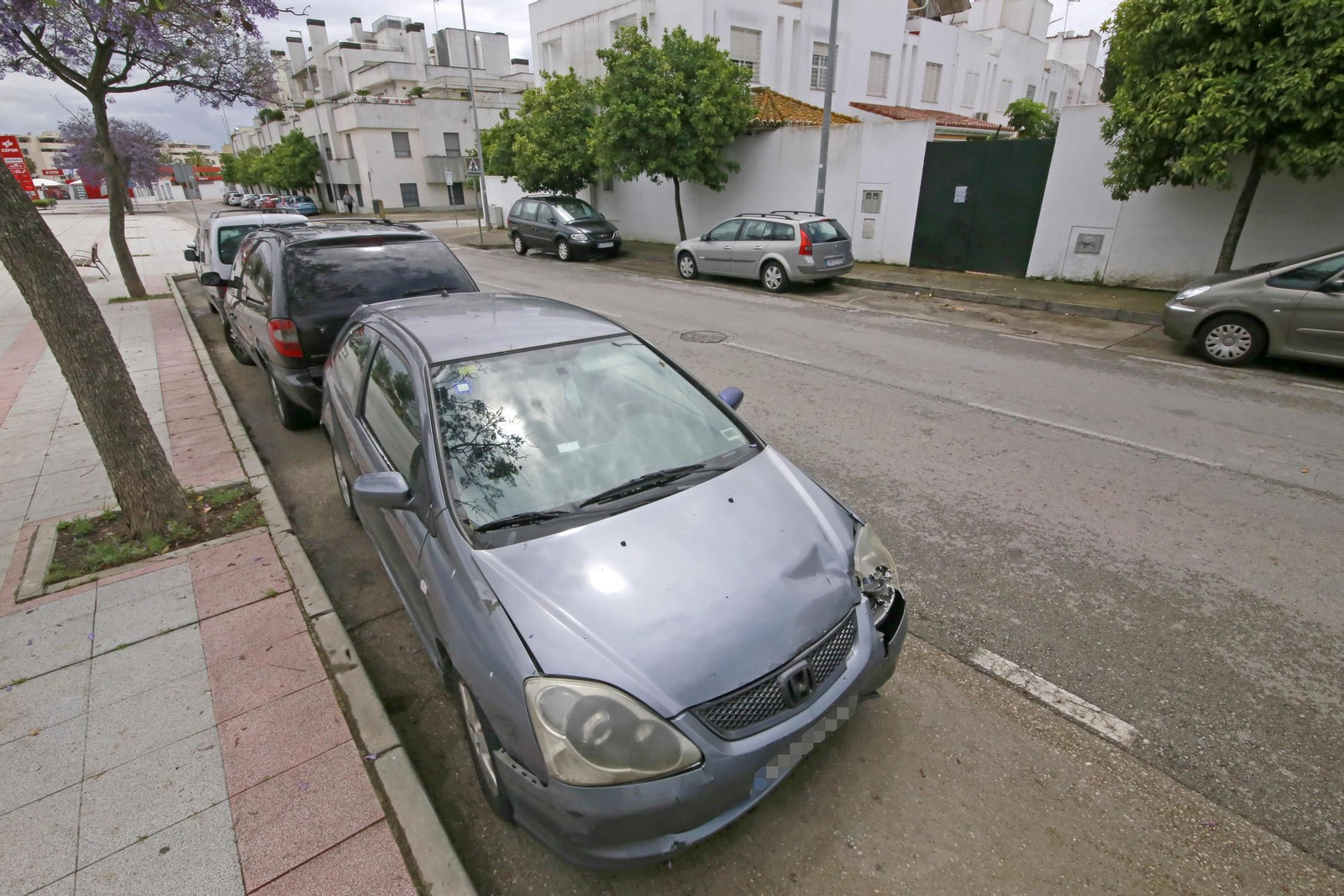 El vehículo de Antonio Saldaña, aparcado en la calle Guatemala.