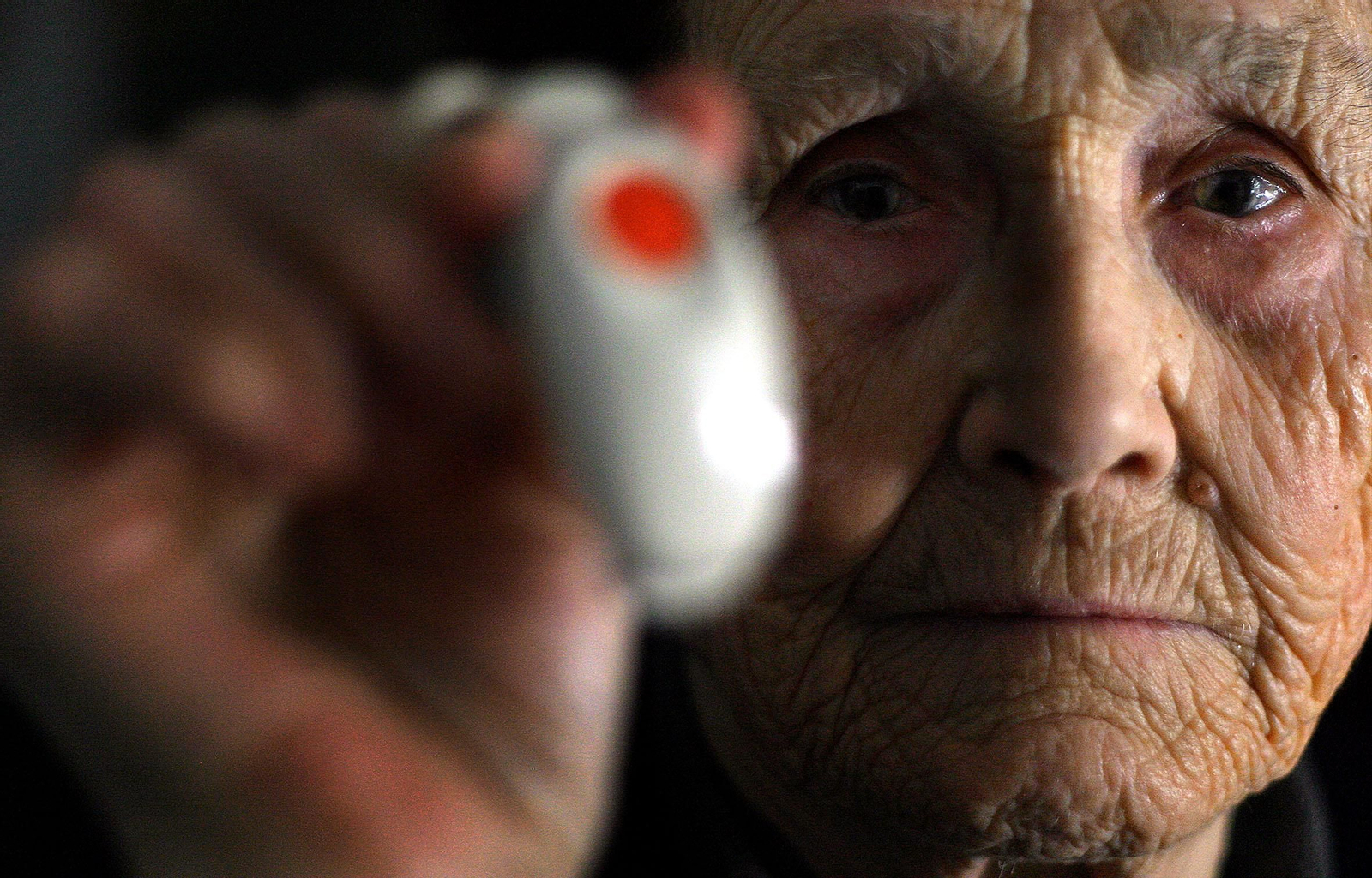 Una usuaria del Servicio de Teleasistencia