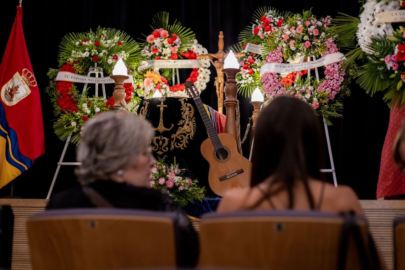 La viuda de Manolo Sanlúcar, Ana Rencoret, ante el féretro con los restos mortales del compositor y guitarrista sanluqueño.