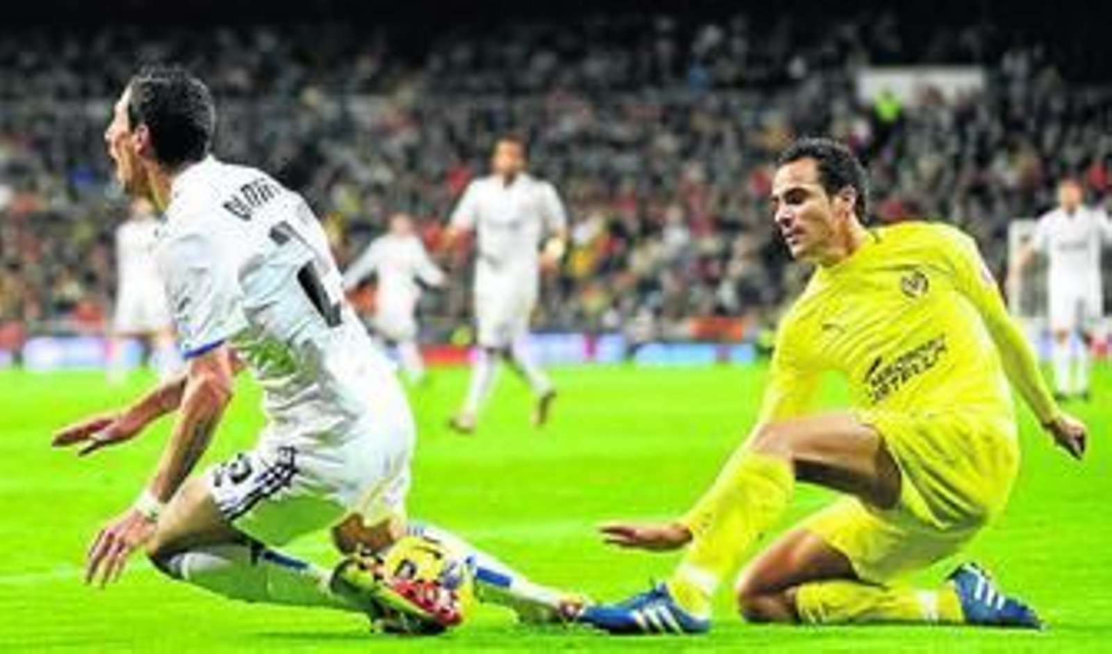 Ángel realiza una entrada sobre Di María esta Liga.