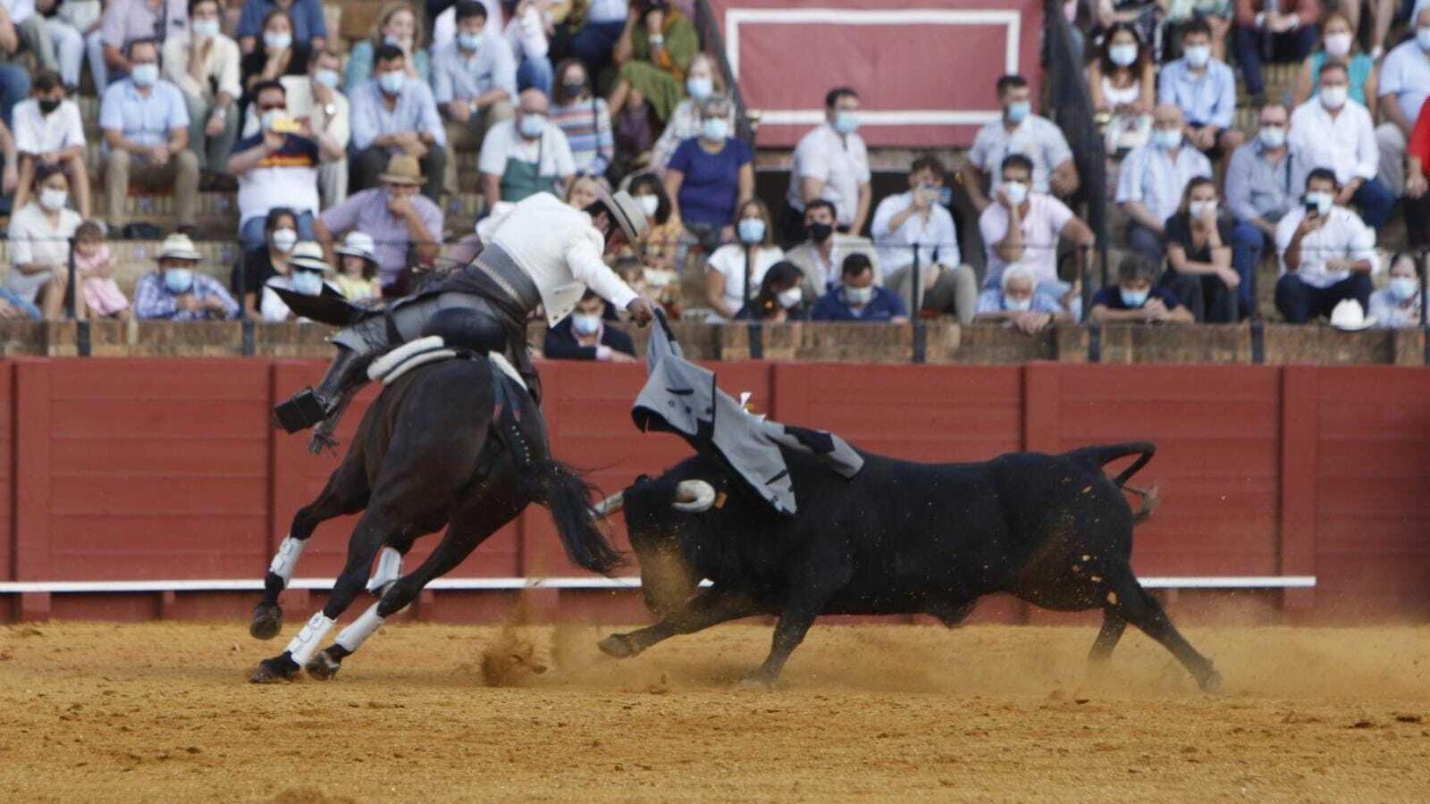 Andrés Romero con su segundo toro. Andrés Romero con su segundo toro.