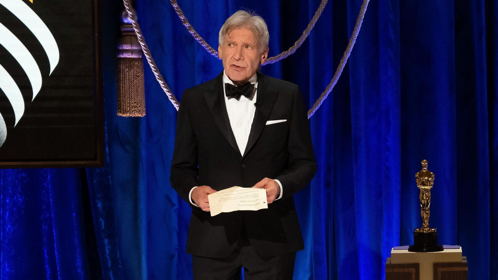 Harrison Ford, haciendo entrega de uno de los galardones.