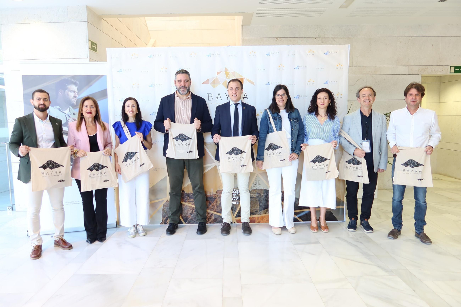 Imagen de archivo de Autoridades con comité organizador primer congreso celebrado en 2024.