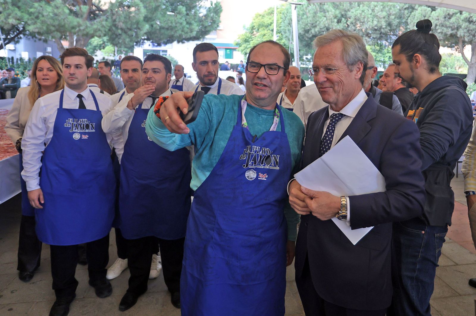 Huelva consigue el récord Guinness con el plato de jamón más grande del mundo, en imágenes