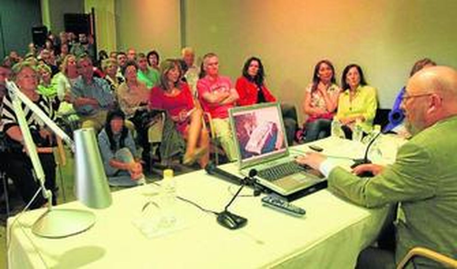 Un momento de la conferencia, enmarcada en el ciclo 'La pieza del mes' del museo de Cádiz.