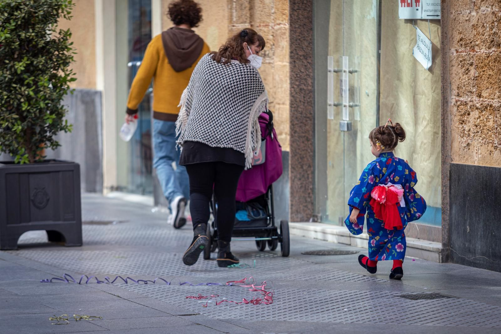 Así vive Cádiz el domingo de Carnaval del coronavirus