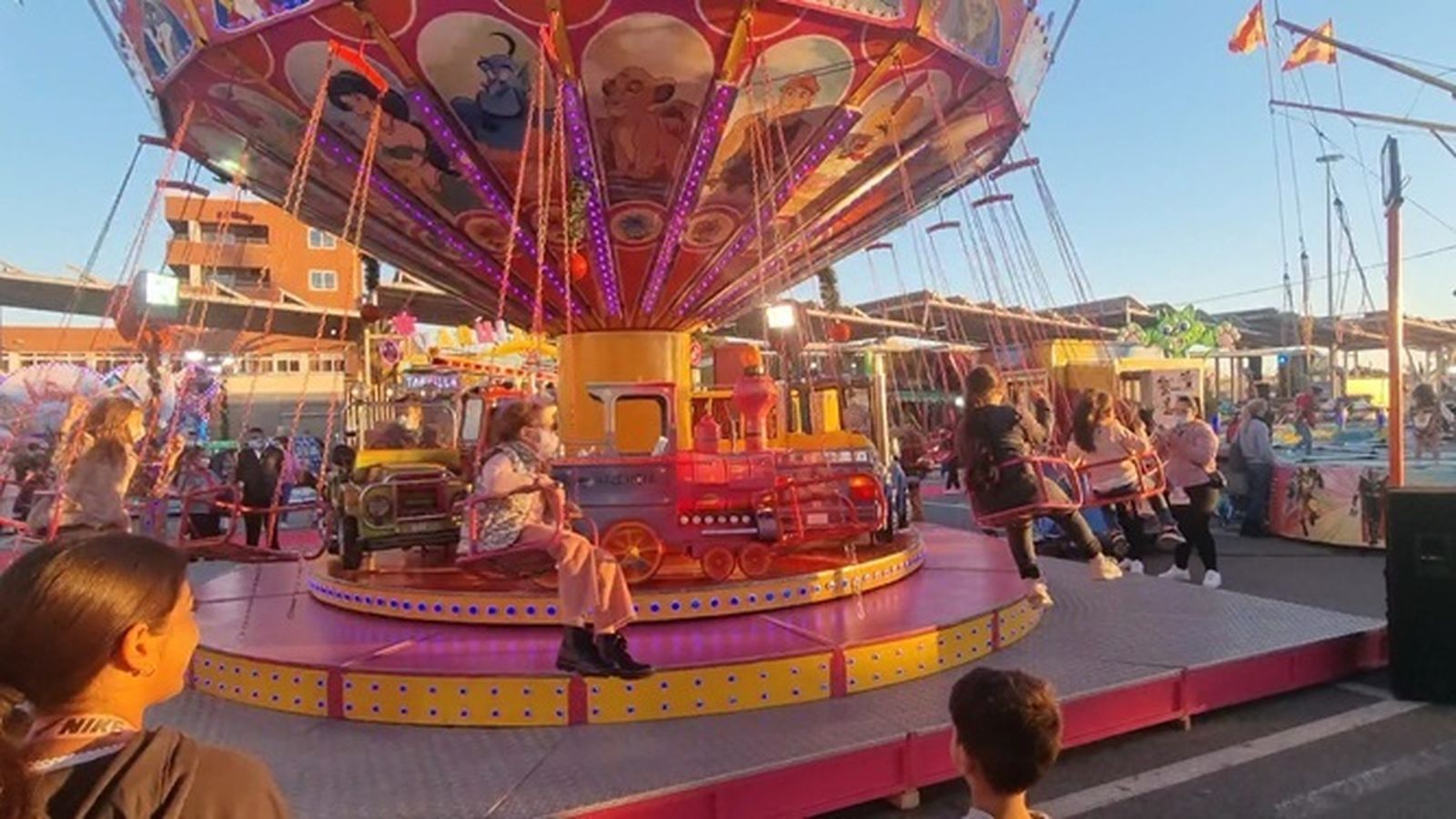 Niños en una atracción en Almeripark