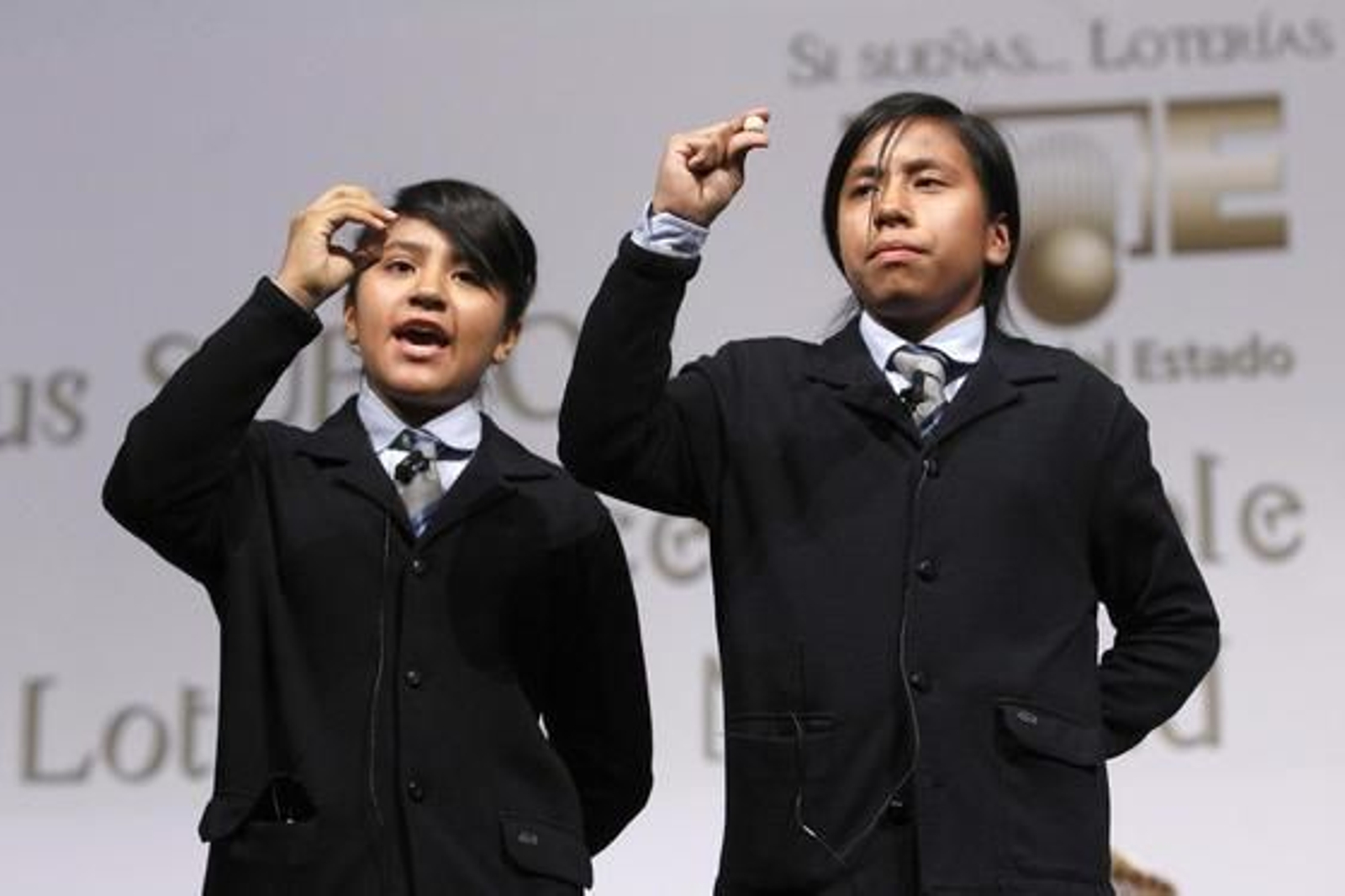 El Gordo ha recaído en el número 58.268, vendido íntegramente en un pubelo de Huesca.

Foto: EFE