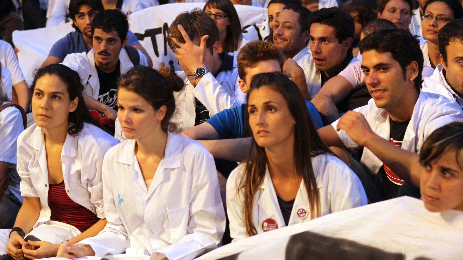 Imagen de archivo de una concentración de médicos internos residentes.